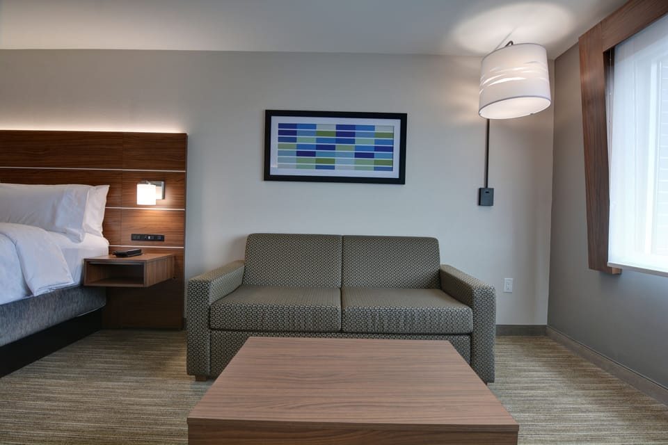 Suite, 1 King Bed | Desk, bed sheets
