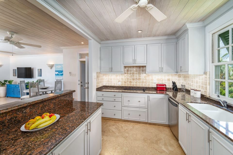 Beacon Hill 305-The Penthouse: A modern kitchen