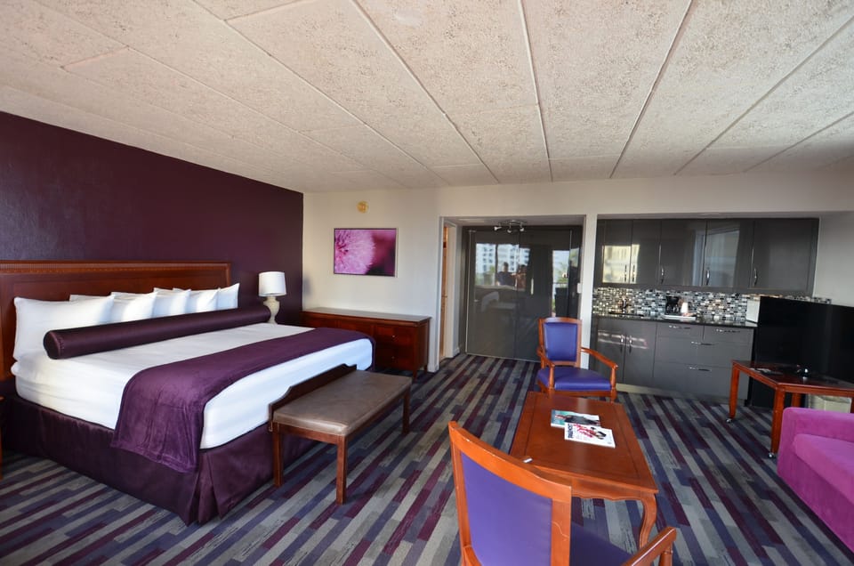 Suite, 1 King Bed | Private kitchenette | Fridge, coffee/tea maker
