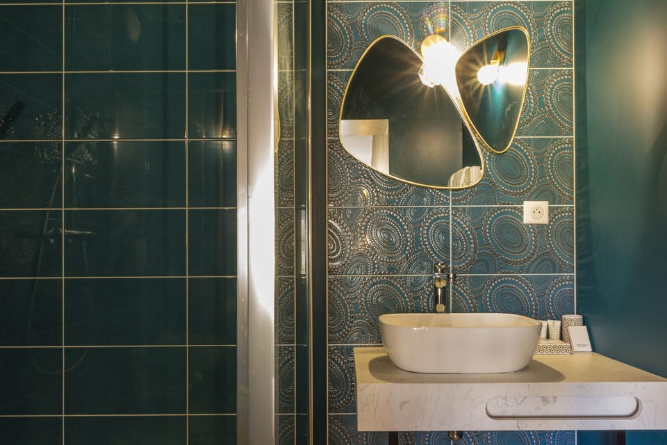 Double Room (Art Deco) | Bathroom | Shower, rainfall showerhead, designer toiletries, hair dryer