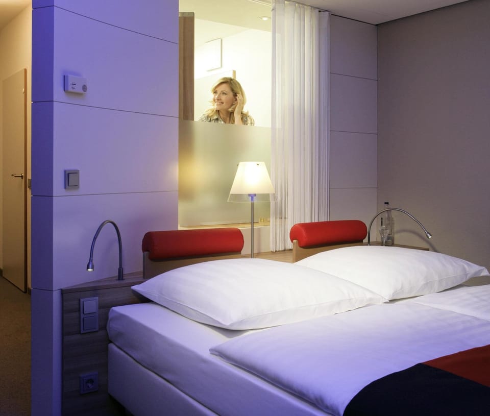 Privilege, Room, 1 Queen Bed | Premium bedding, Select Comfort beds, in-room safe, desk