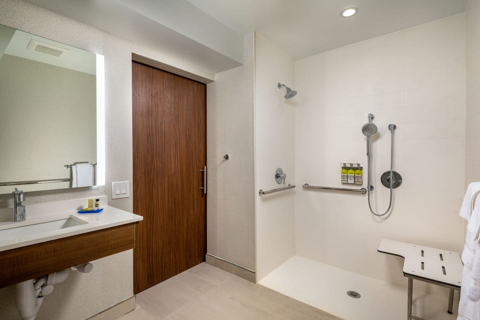 Combined shower/tub, free toiletries, hair dryer, towels