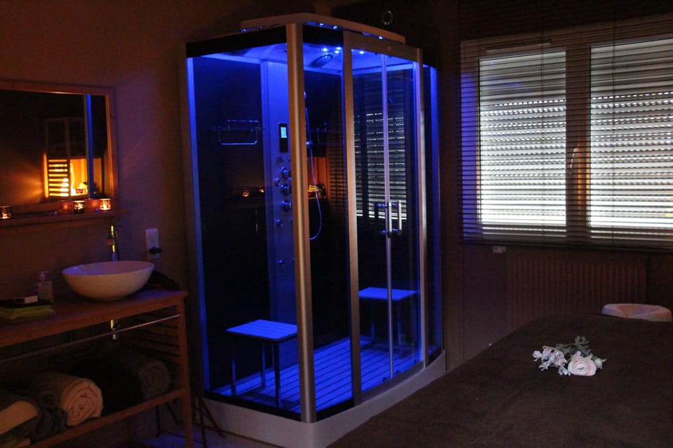 Hot tub, steam room, Turkish bath, body treatments, hot stone massages