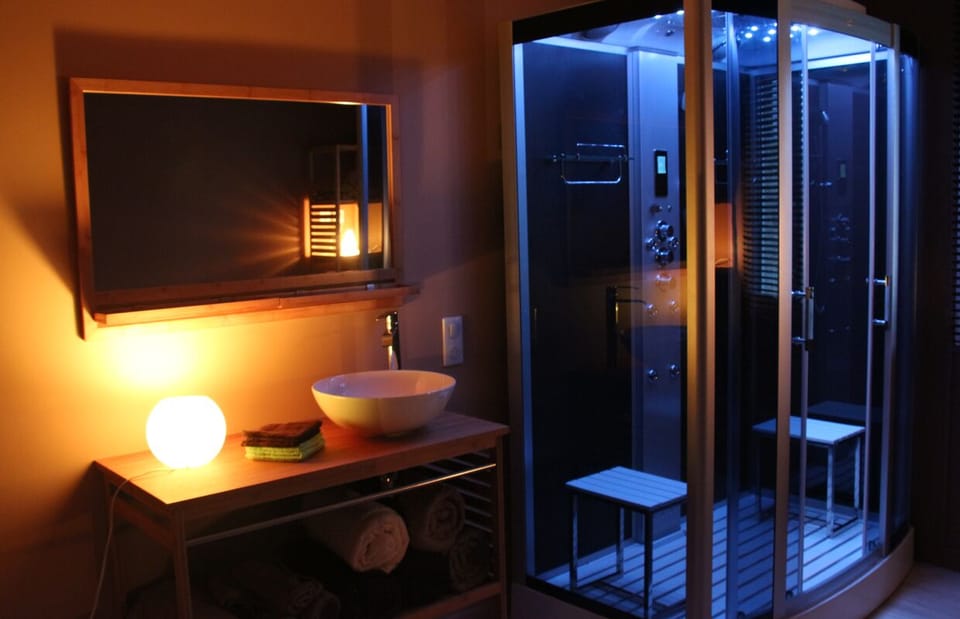 Hot tub, steam room, Turkish bath, body treatments, hot stone massages