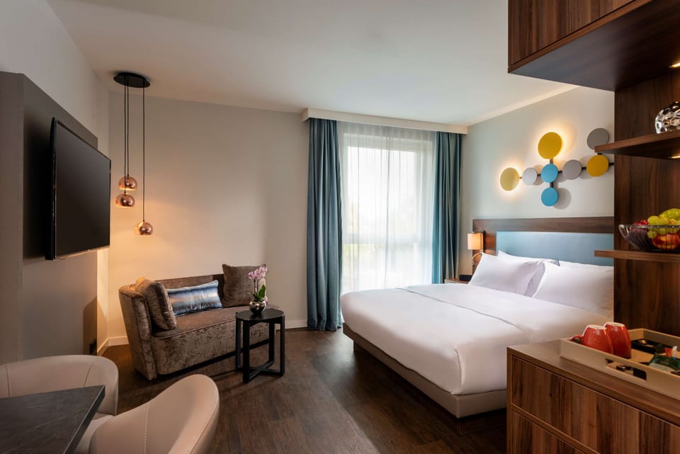 Studio Suite, 1 King Bed | In-room safe, desk, laptop workspace, soundproofing