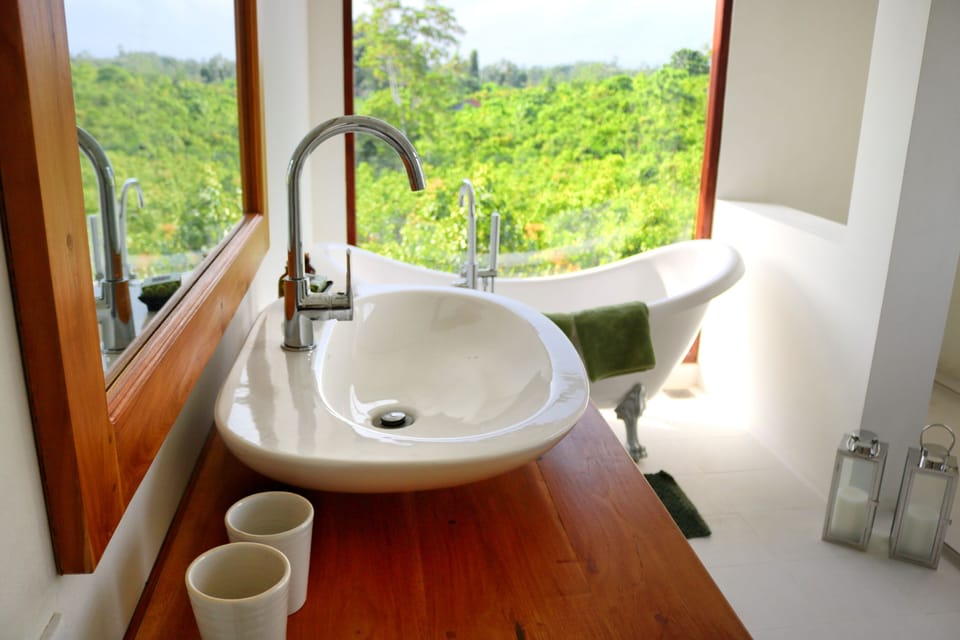 Honeymoon Apartment | Bathroom sink