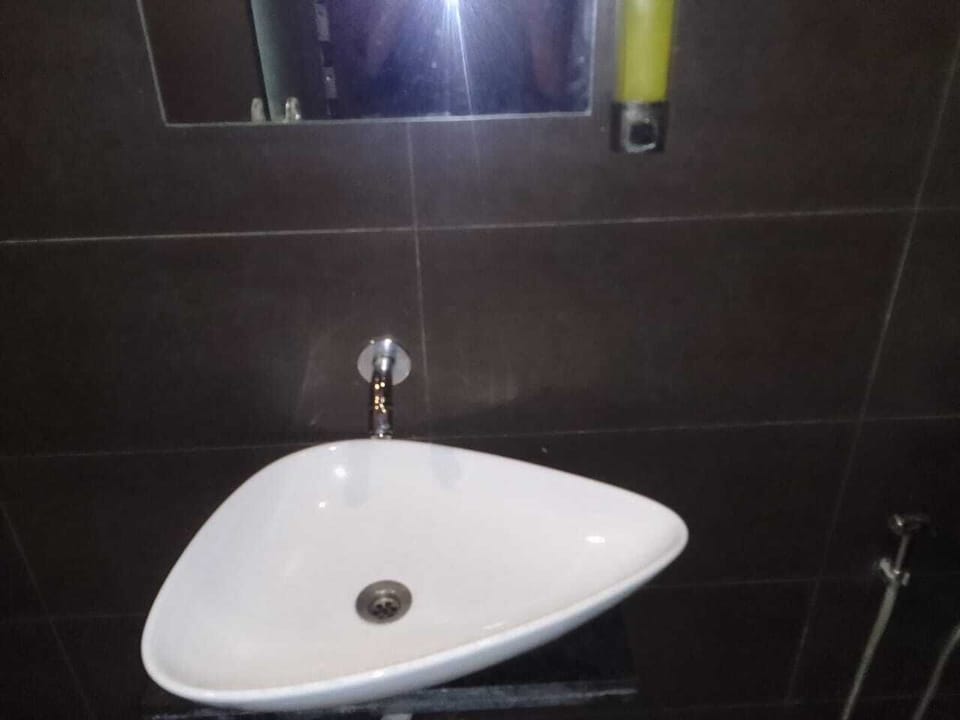 Premium Single Room, 1 King Bed, Smoking, City View | Bathroom | Rainfall showerhead, free toiletries, towels