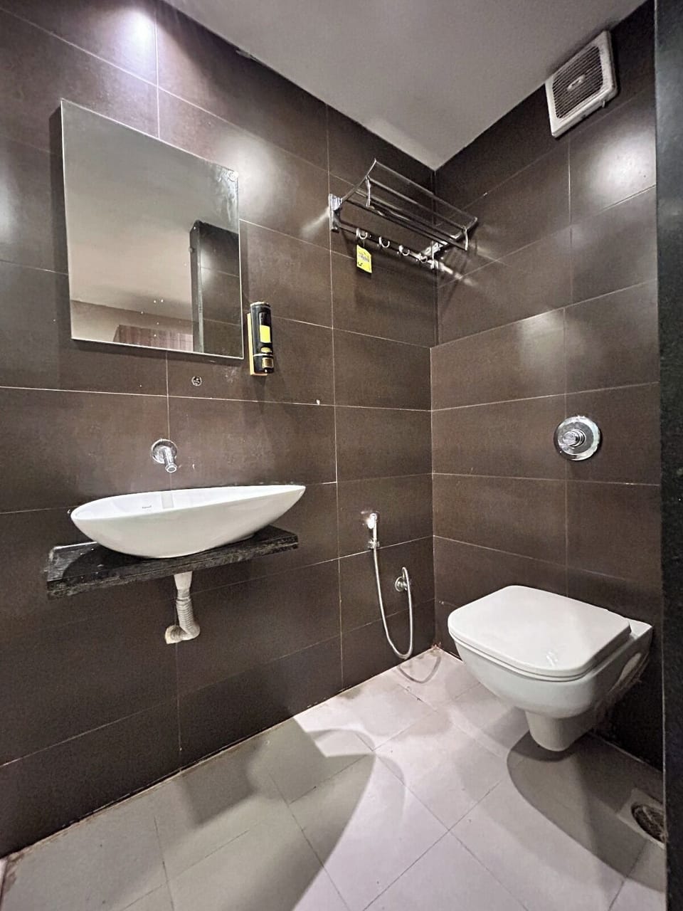 Deluxe Single Room, Ground Floor | Bathroom | Rainfall showerhead, free toiletries, towels