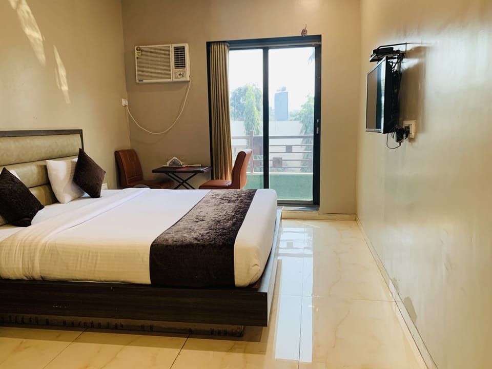 Premium Single Room, 1 King Bed, Smoking, City View | Premium bedding, Select Comfort beds, desk, laptop workspace