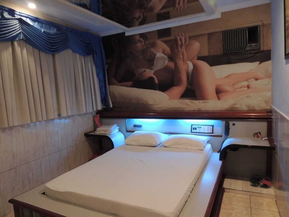Suite (Com Hidro) | 1 bedroom, minibar, laptop workspace, blackout drapes