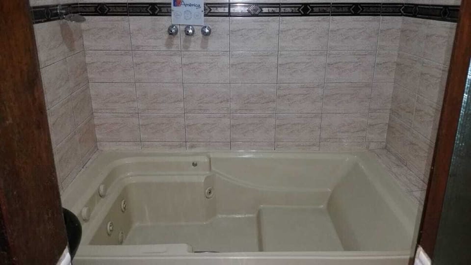 Suite (Com Hidro) | Bathroom | Free toiletries, hair dryer, slippers, towels