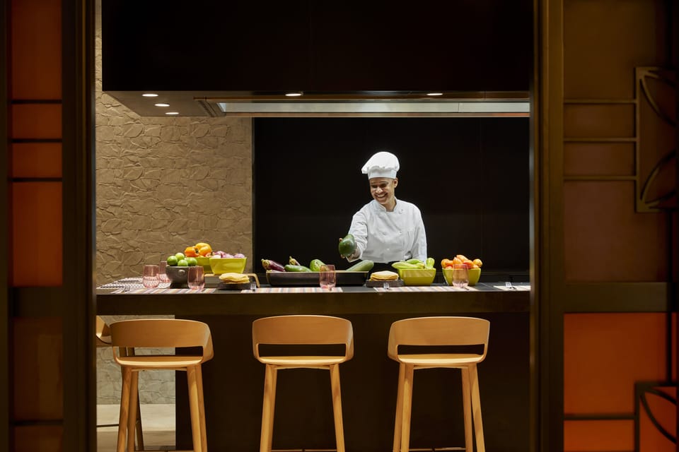 11 restaurants; breakfast, lunch, and dinner served