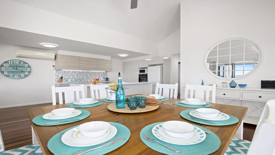 Bay Views | Dining room | Ceiling fan | Air conditioning