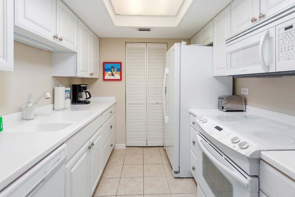 Beach Club 204 - Galley Style Kitchen