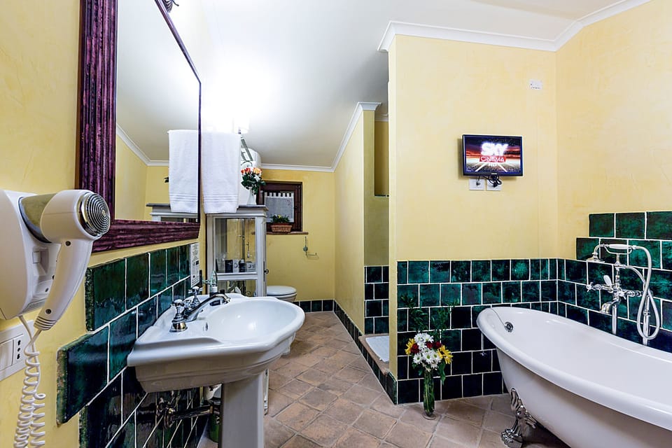 Suite | Bathroom | Bathtub, slippers, bidet, towels