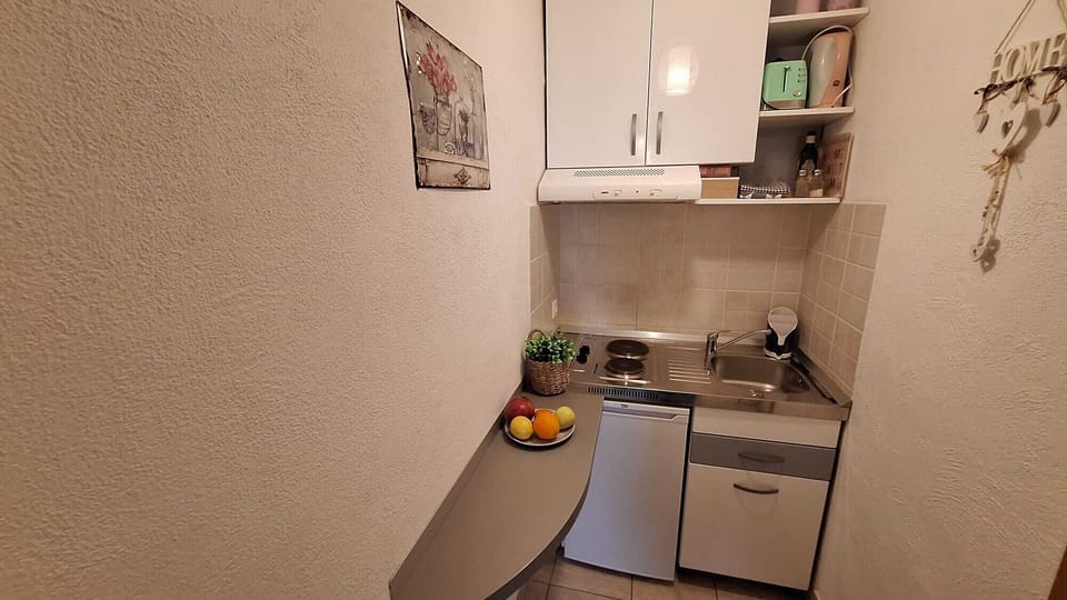 Studio, Balcony (nr.3) with parking | Private kitchen | Fridge, coffee/tea maker, electric kettle, spices