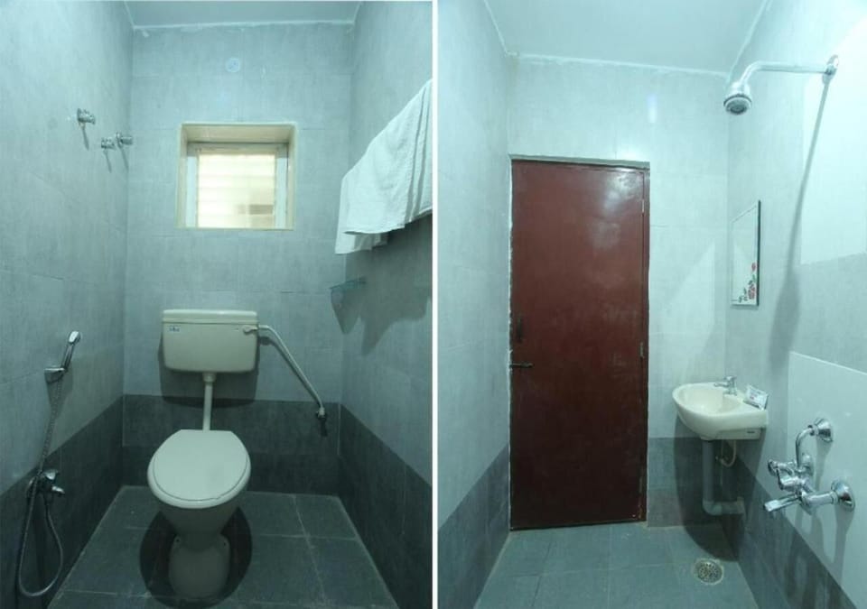 Shower, hydromassage showerhead, free toiletries, towels