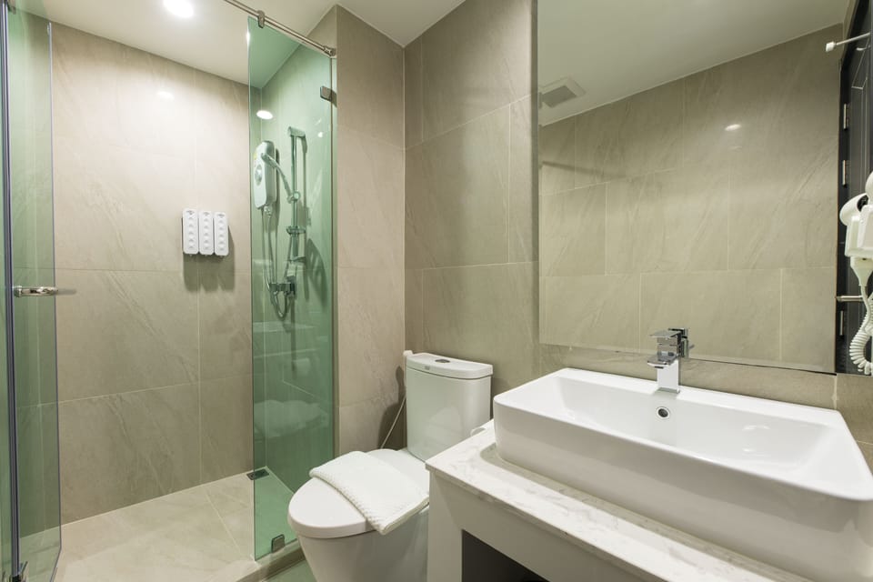 Standard Room, 1 Queen Bed | Bathroom | Shower, free toiletries, hair dryer, bathrobes