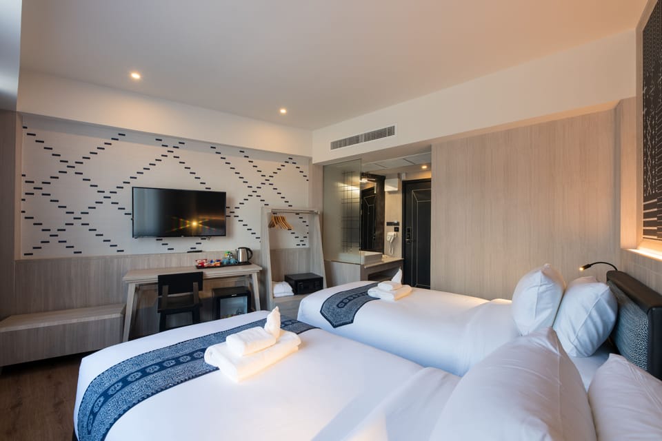 Standard Twin Room | Minibar, in-room safe, desk, laptop workspace