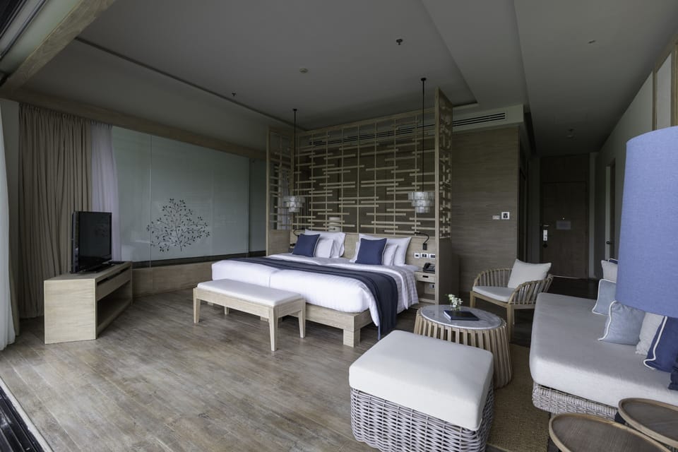 Deluxe sky pool suite | Minibar, in-room safe, desk, blackout drapes