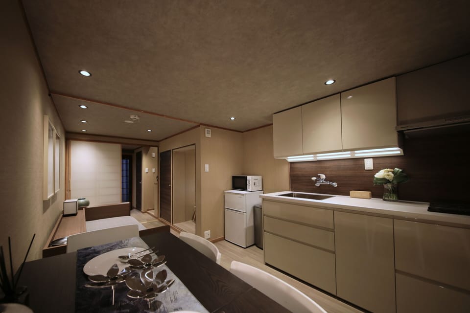 Ikko 9 | Private kitchenette | Full-size fridge, microwave, stovetop, electric kettle