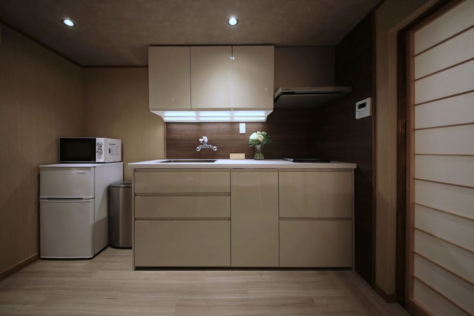Ikko 9 | Private kitchenette | Full-size fridge, microwave, stovetop, electric kettle