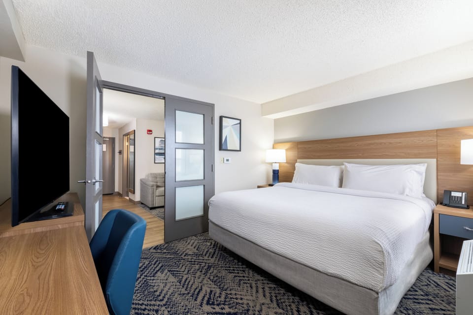 Suite, 1 King Bed with Sofa bed (Minifridge) | Hypo-allergenic bedding, down comforters, desk, blackout drapes