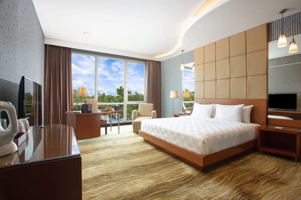 Executive Suite | Minibar, in-room safe, desk, laptop workspace