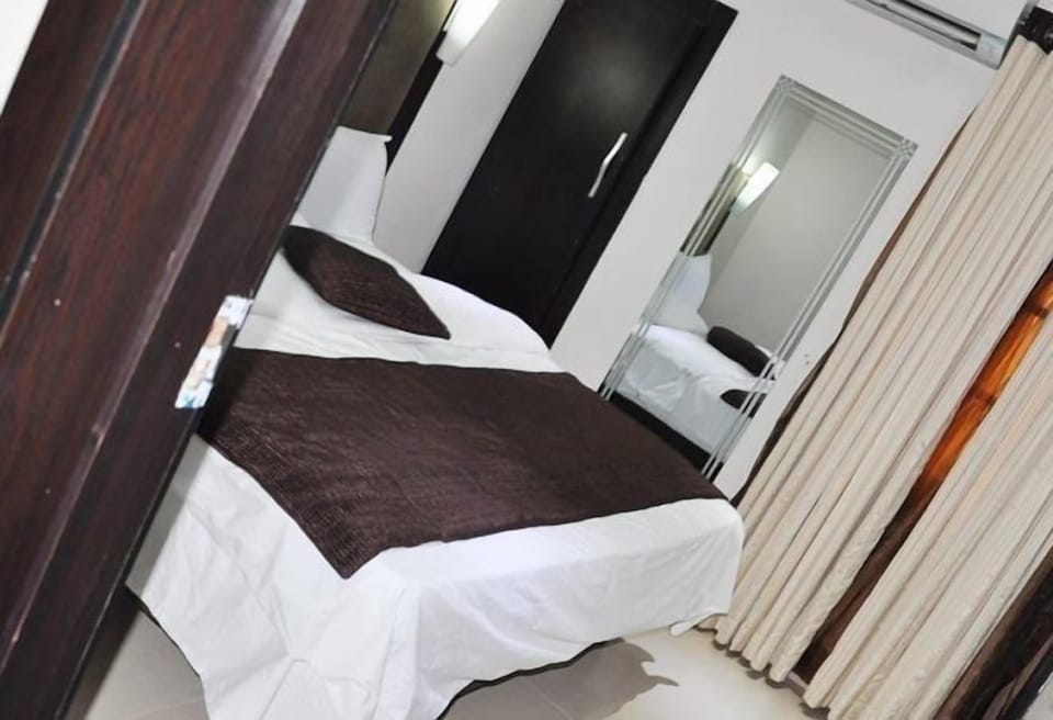 Standard Room | In-room safe, desk, laptop workspace, blackout drapes
