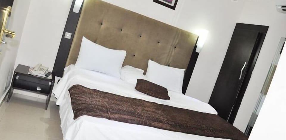 Standard Room | In-room safe, desk, laptop workspace, blackout drapes
