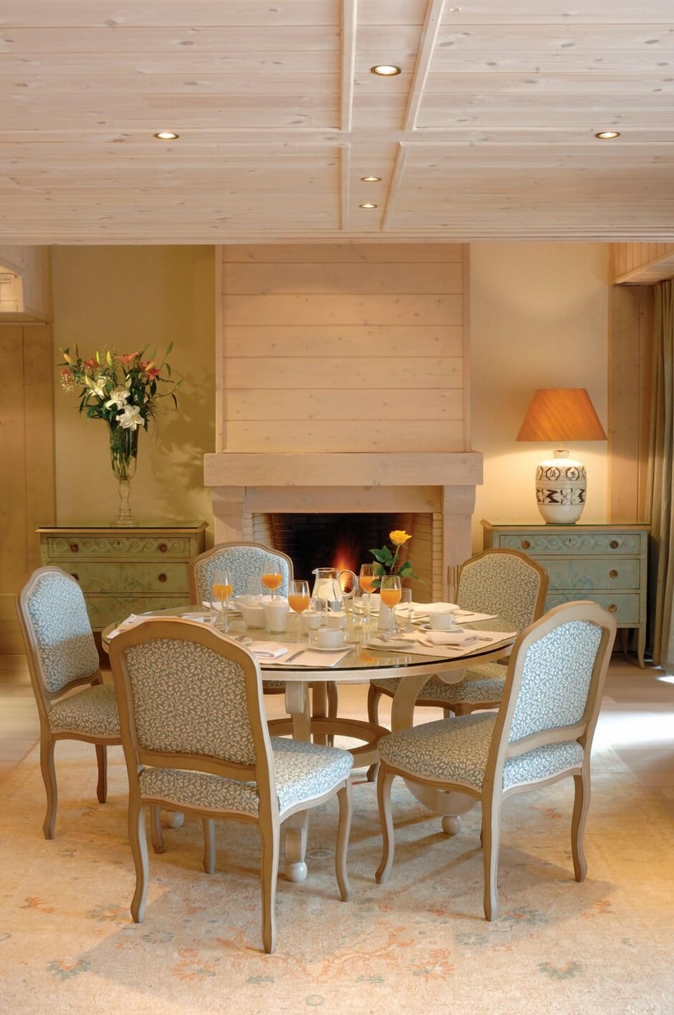 Lobby lounge