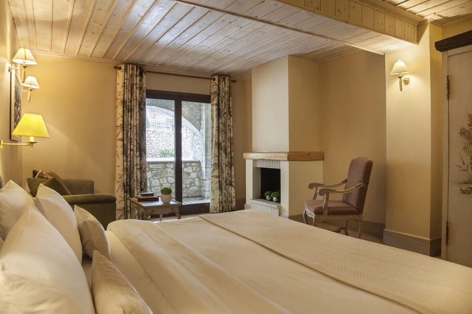 Hypo-allergenic bedding, minibar, in-room safe, desk