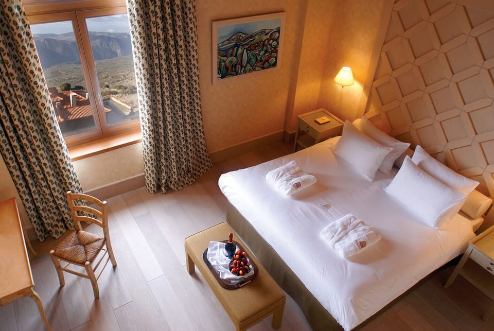 Deluxe Room, Mountain View | Hypo-allergenic bedding, minibar, in-room safe, desk