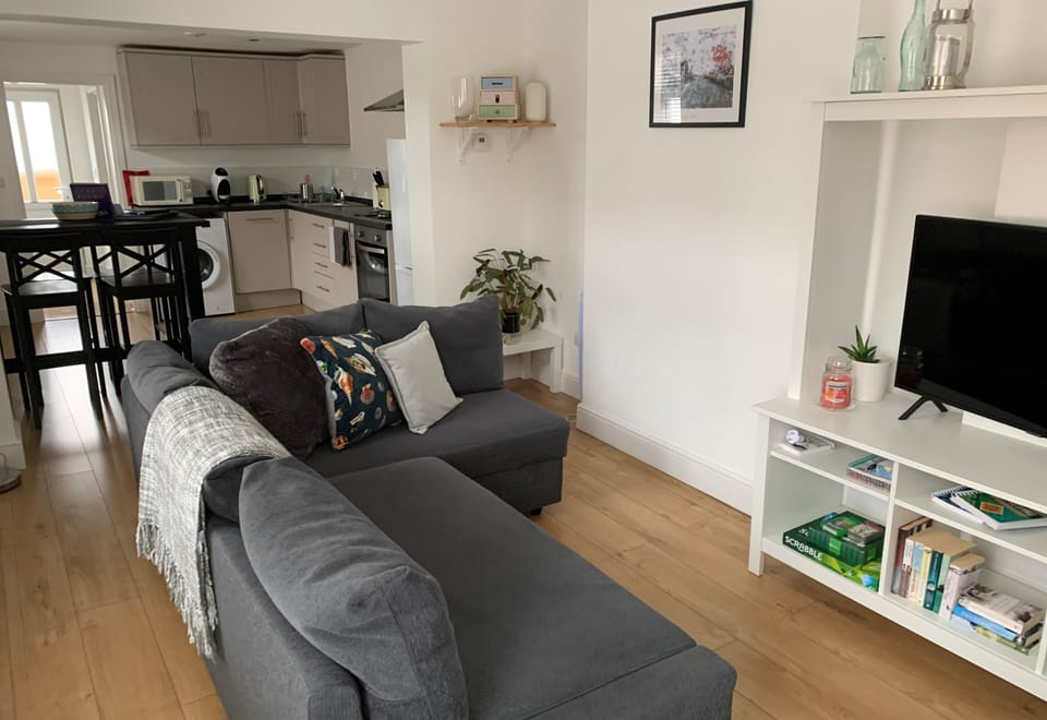 Apartment | Living area | 43-inch TV with cable channels