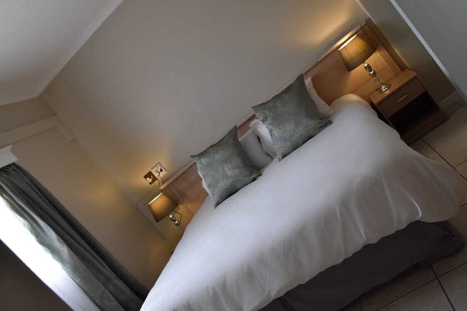 Deluxe Room | In-room safe, desk, iron/ironing board, free cribs/infant beds