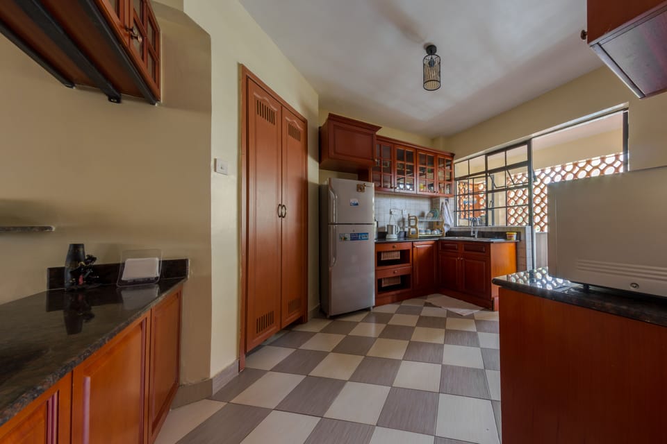 Full-size fridge, microwave, oven, stovetop
