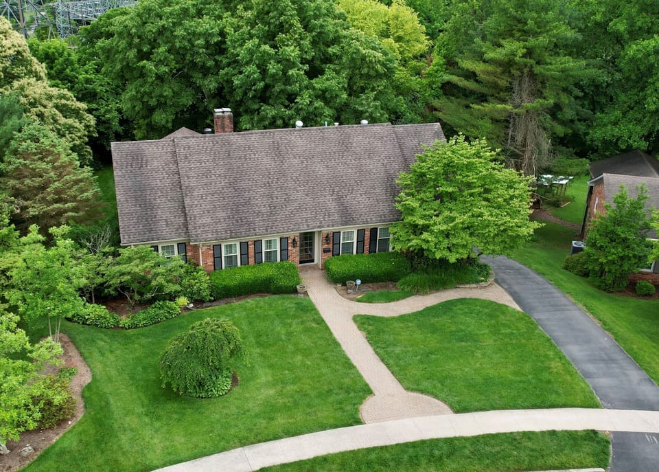 See it all
from above before
you even pull in —
the circular drive,
the mature trees,
and just how much
room your group is
about to spread
into.
