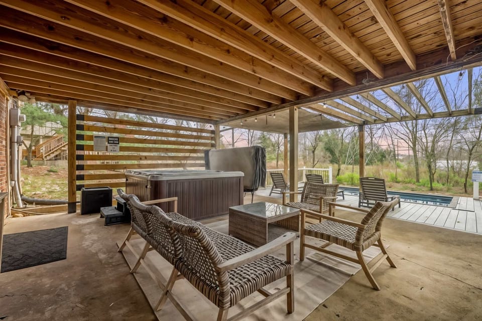 Trade the
itinerary for a soak
— slide into the hot
tub, dangle your
feet in the pool, and
let the pergola
shade do the rest of
the work for you.
