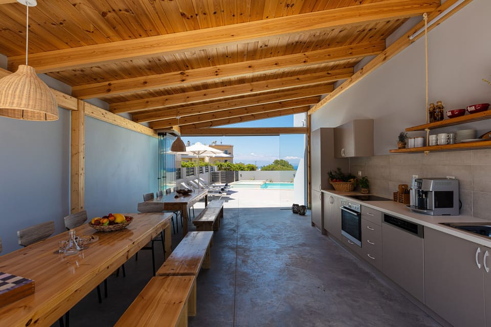 Outdoor settings, ideal for relaxed al fresco dinning.