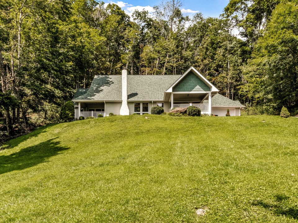 Sugar Mountain Vacation Home Nice Hill in Front Yard for Sleddi