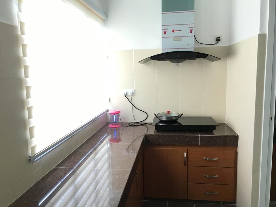 Full-size fridge, stovetop, cookware/dishes/utensils