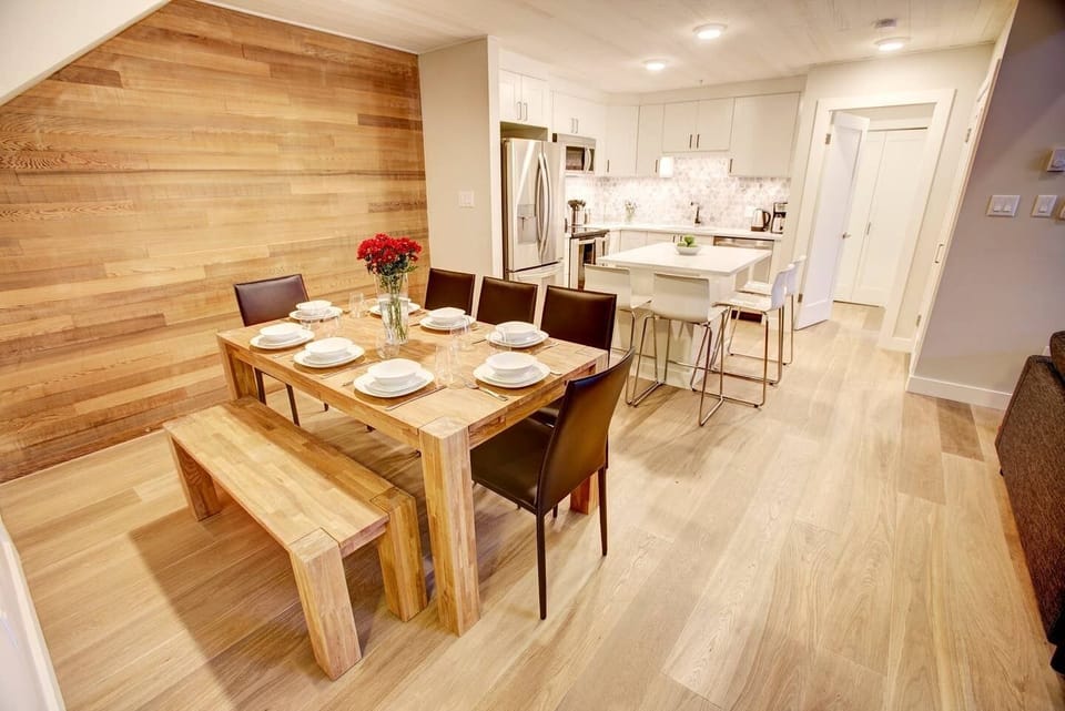 Dining room with seating for 8 and leaf to give even more space