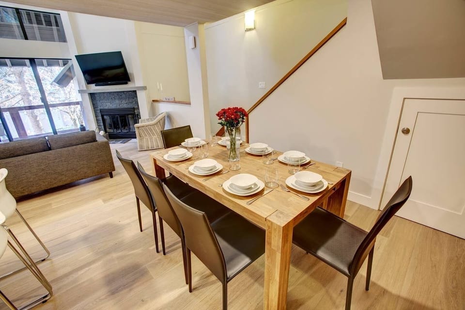 Dining room with ample seating
