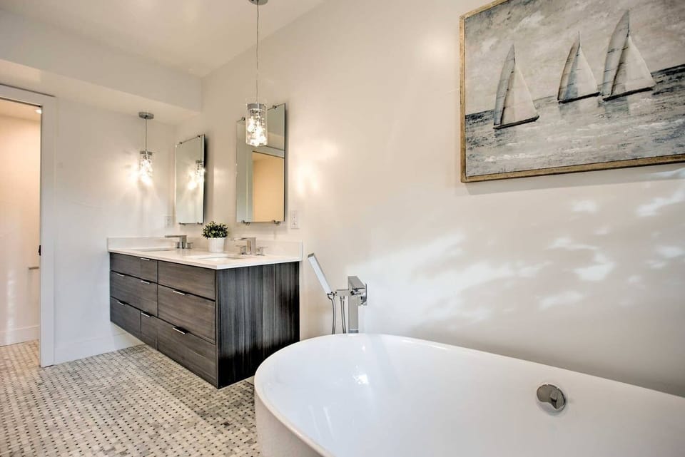 His and hers sink on the master bathroom