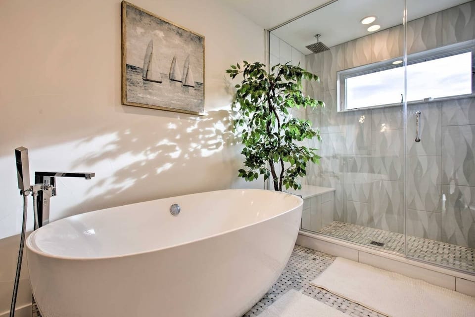 Master bathroom (Oversize tub)