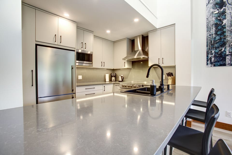 Fully renovated & fully equipped Kitchen with breakfast bar seating for 6