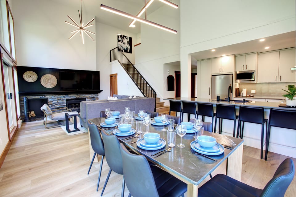 Open floor plan with seating for 8, breakfast bar and great natural light