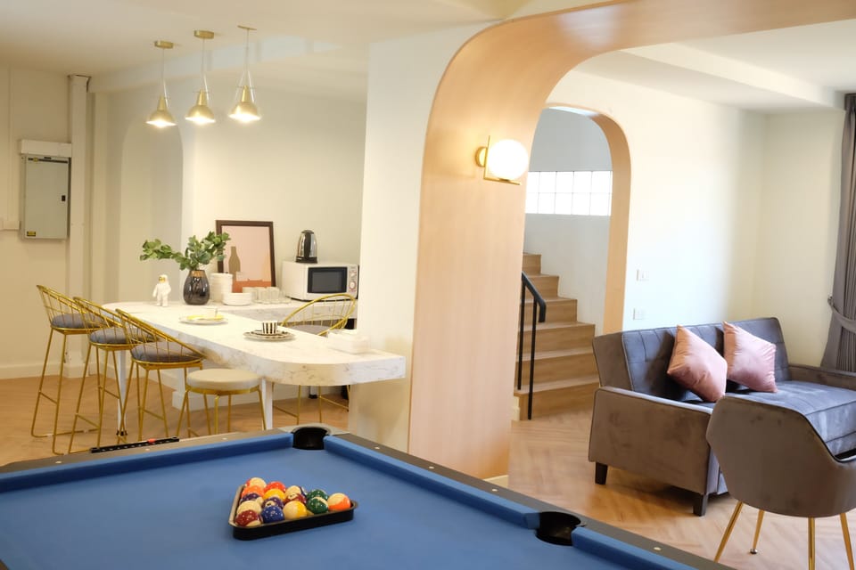 Exclusive Duplex, 3 Bedrooms, Ensuite | Living room | 47-inch LED TV with cable channels, TV, fireplace