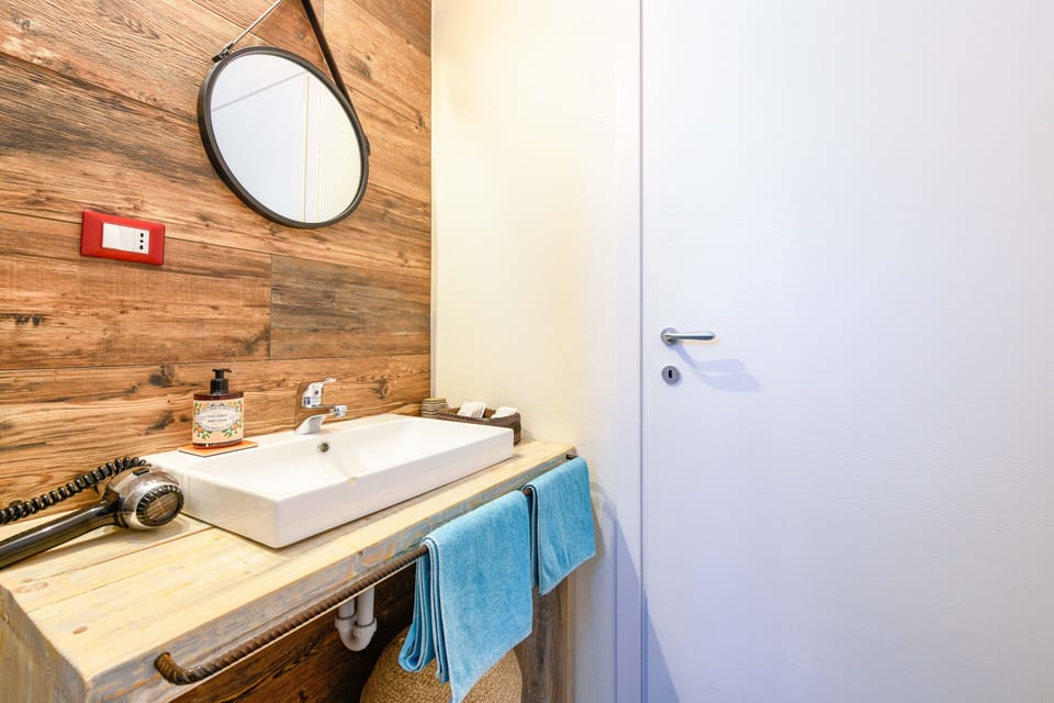 Exclusive Studio Suite (Fede) | Bathroom | Shower, rainfall showerhead, free toiletries, hair dryer