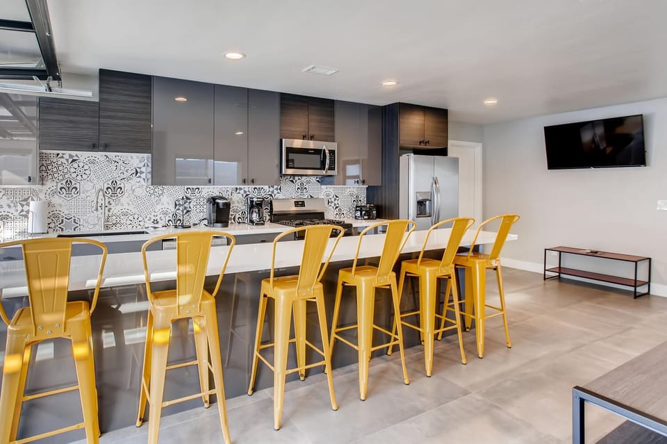 GOURMET, FULLY FURNISHED CHEF'S KITCHEN FOR THE ENTIRE FAMILY.